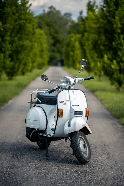 Vespa PX 80 e Lusso in an Alley